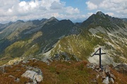 47 Piccola la crocetta ma bella verso il Cadelle e la Valle Lunga!..